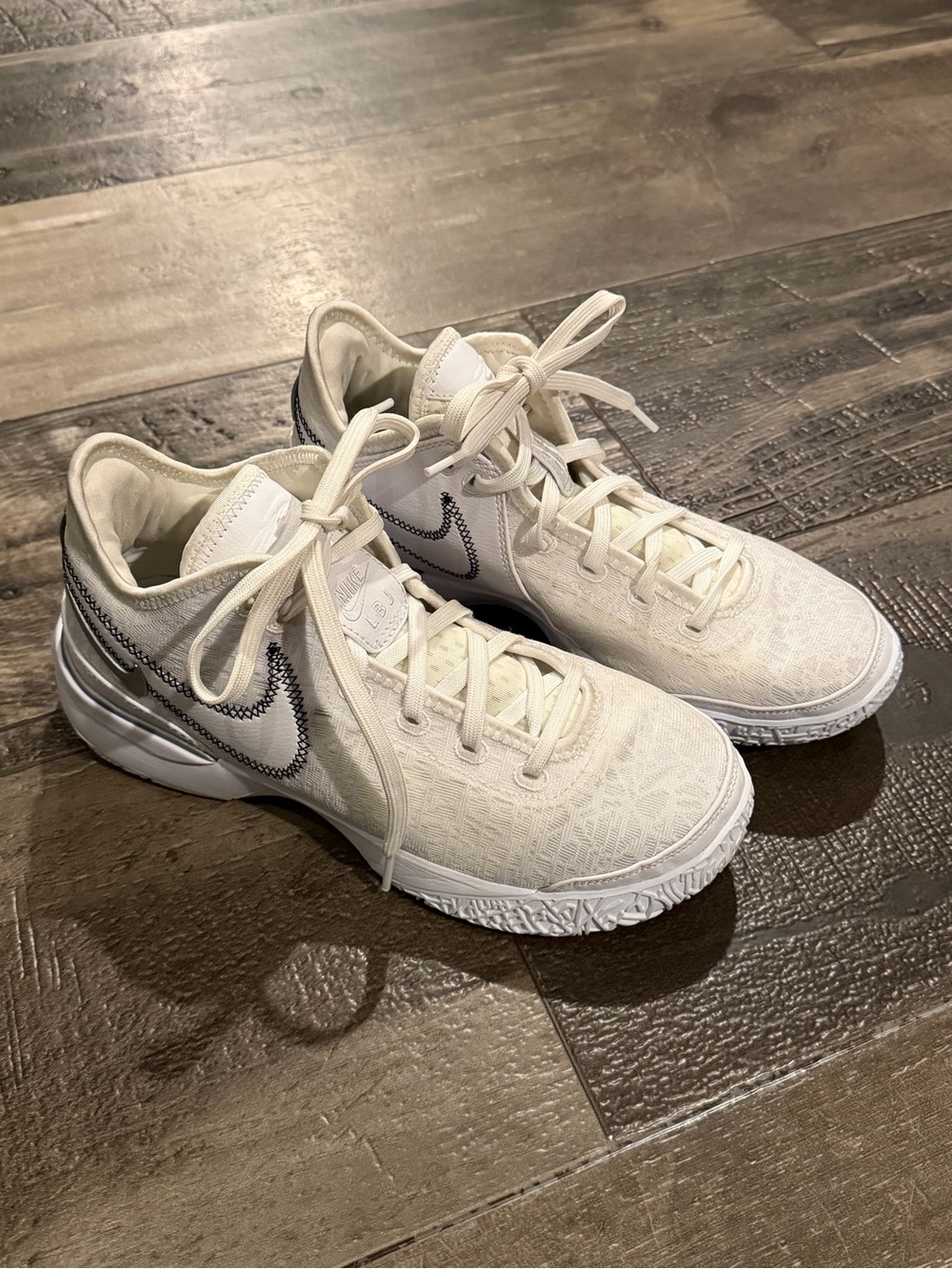 Nike Men's Cream White Athletic Lace-Up Sneakers with Contrasting Swoosh sz 8.5